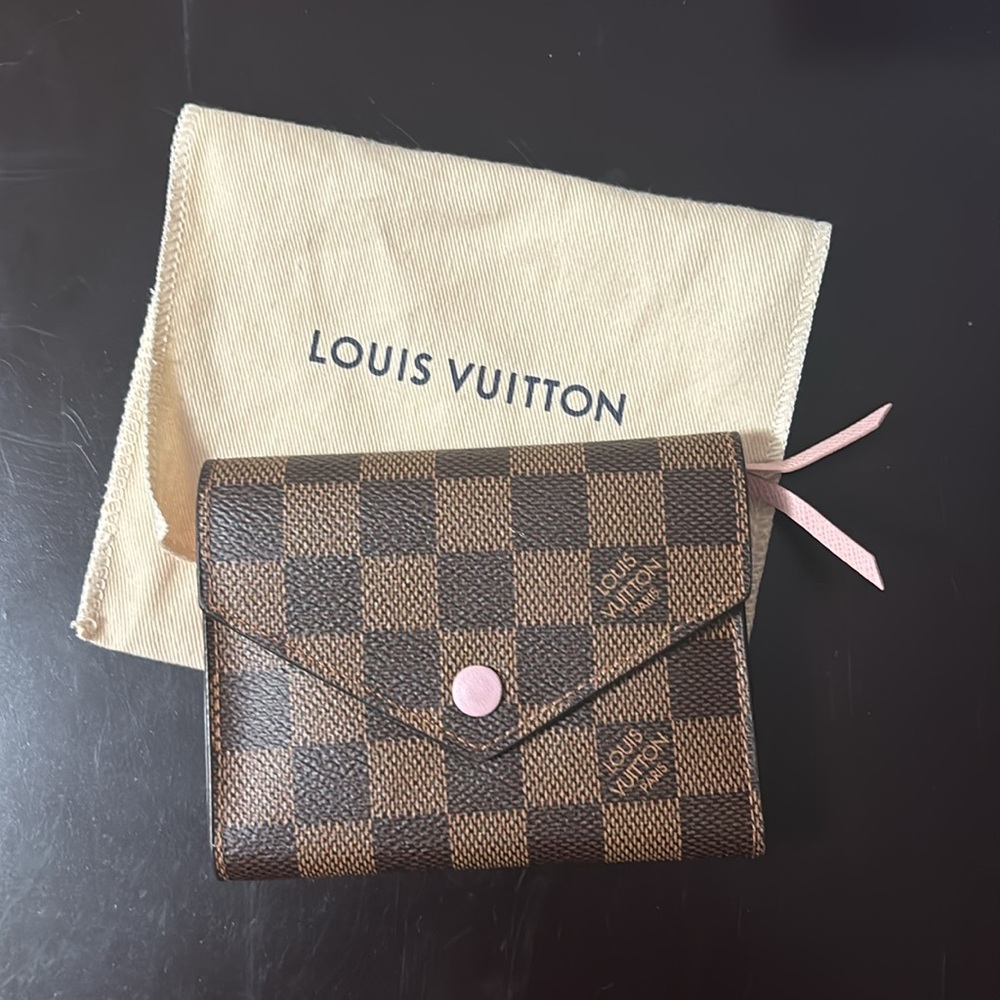 Louis Vuitton Damier Ebene wallet in Rose Ballerine